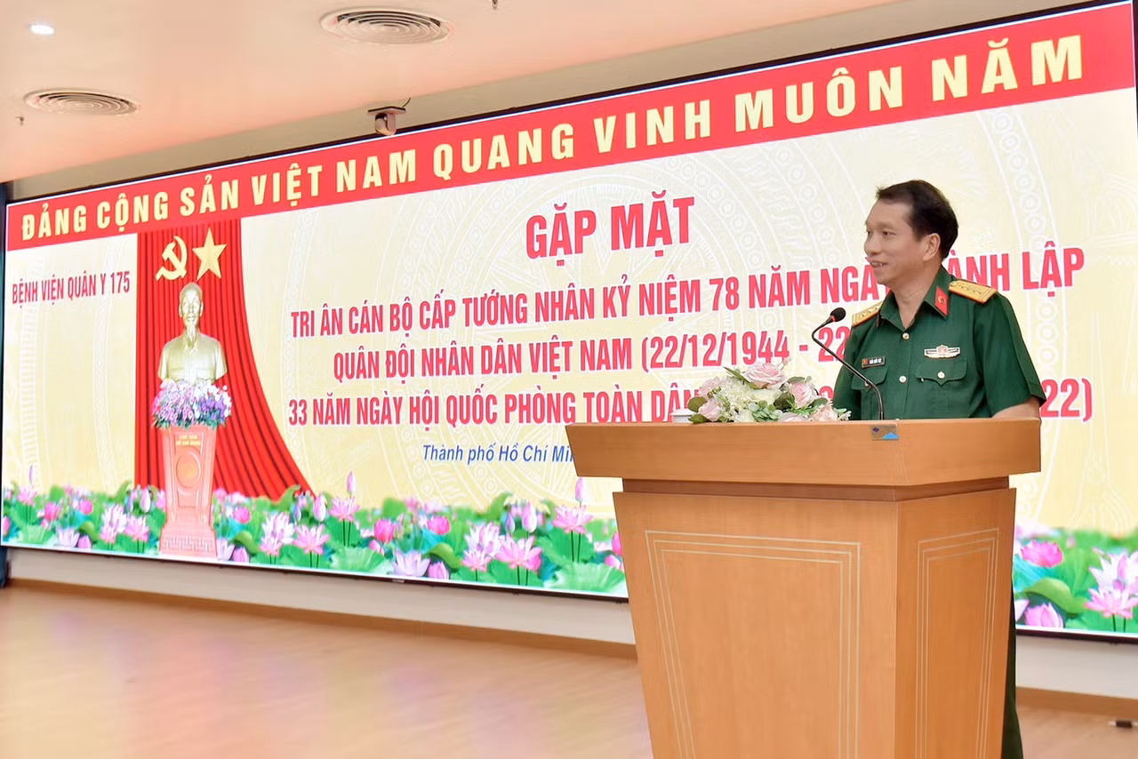 Đại tá, Tiến sĩ Trần Quốc Việt - Bí thư Đảng ủy, Giám đốc Bệnh viện Quân y 175 giới thiệu một số kết quả hoạt động chính của bệnh viện trong những năm gần đây. Đại tá, Tiến sĩ Trần Quốc Việt - Bí thư Đảng ủy, Giám đốc Bệnh viện Quân y 175 giới thiệu một số kết quả hoạt động chính của bệnh viện trong những năm gần đây.