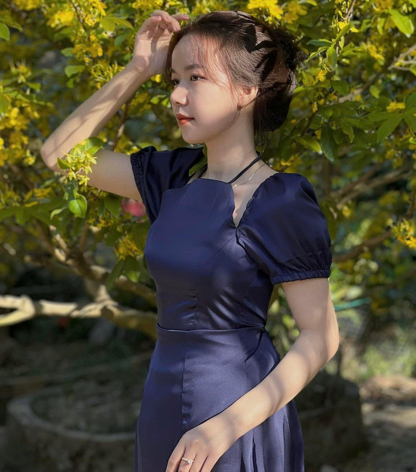 Cẩm Ly còn gây ấn tượng với người đối diện bởi gương mặt ưa nhìn và sự thân thiện. Cẩm Ly còn gây ấn tượng với người đối diện bởi gương mặt ưa nhìn và sự thân thiện.