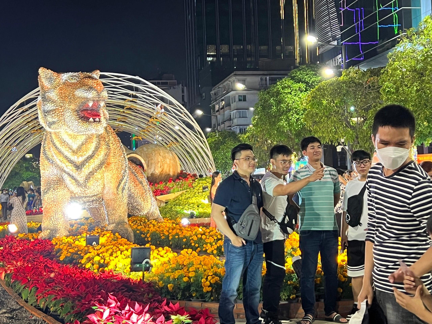 Linh vật hổ đá là nơi được nhiều bạn trẻ check-in nhất. Linh vật hổ đá là nơi được nhiều bạn trẻ check-in nhất.