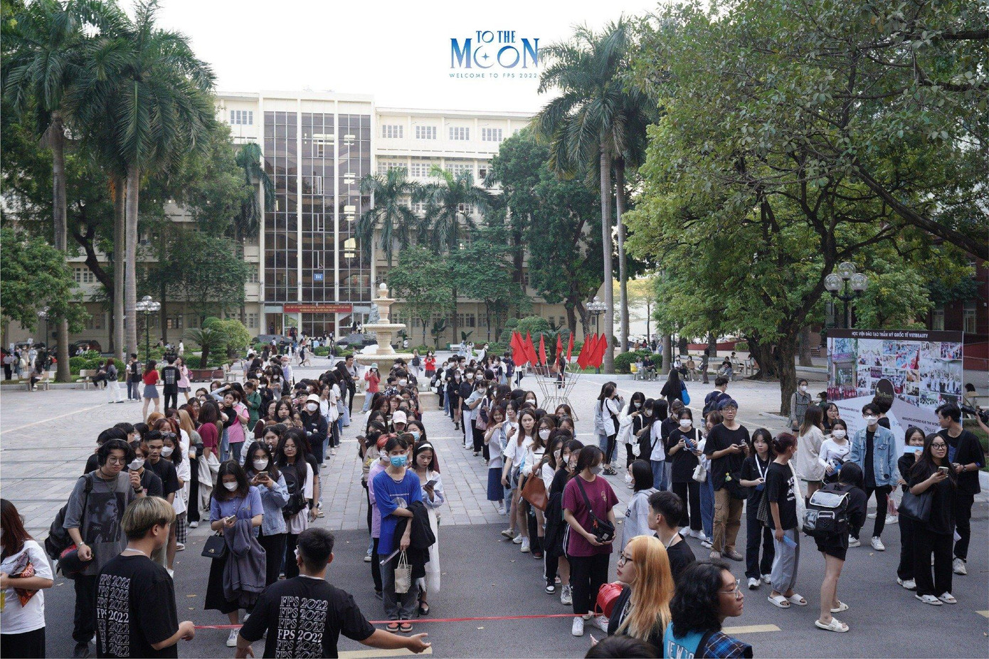 Từ rất sớm các bạn sinh viên đã xếp hàng để tham dự đêm đại nhạc hội “To the Moon”.