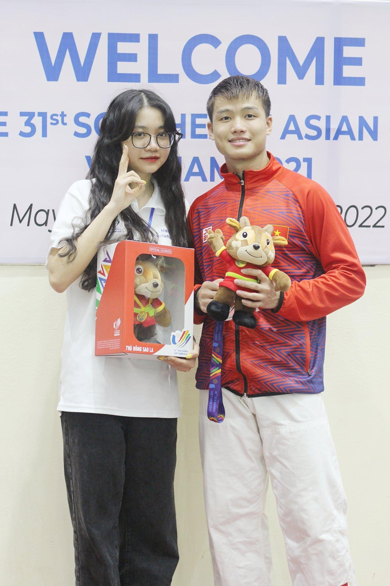 Huyền chụp với một vận động viên tại SEA Games 31. Huyền chụp với một vận động viên tại SEA Games 31.