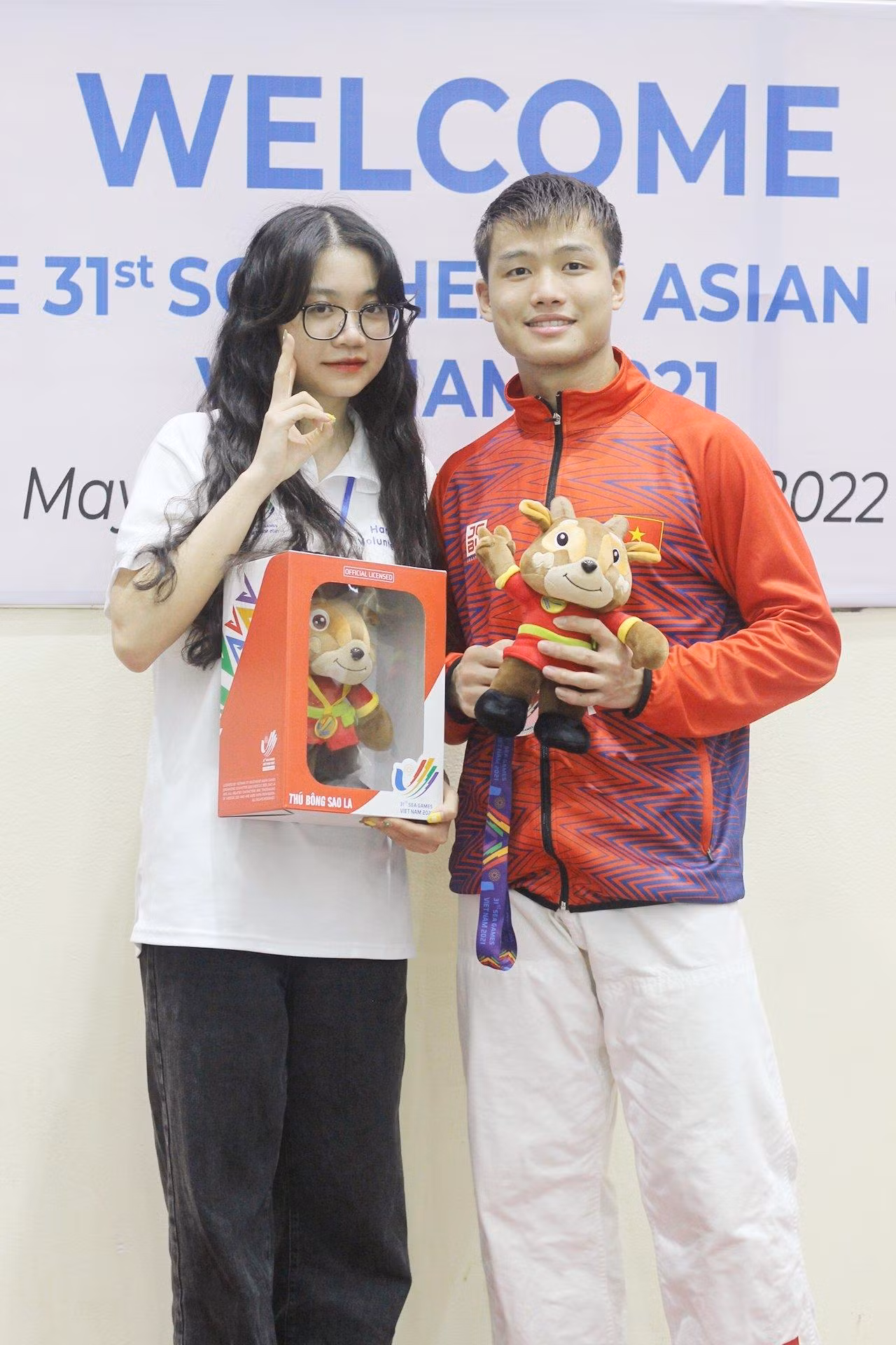 Huyền chụp với một vận động viên tại SEA Games 31. Huyền chụp với một vận động viên tại SEA Games 31.