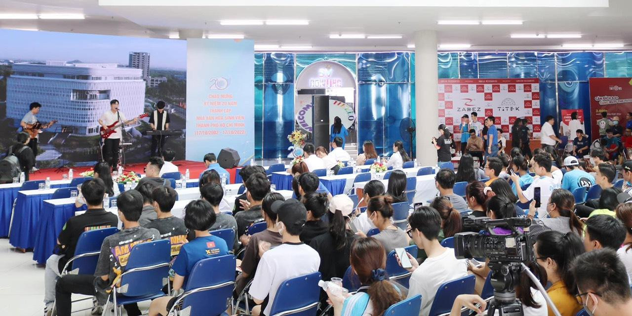 Các bạn sinh viên tham gia ngày hội còn được thưởng thức các tiết mục văn nghệ do các nhóm nhạc sinh viên biểu diễn.