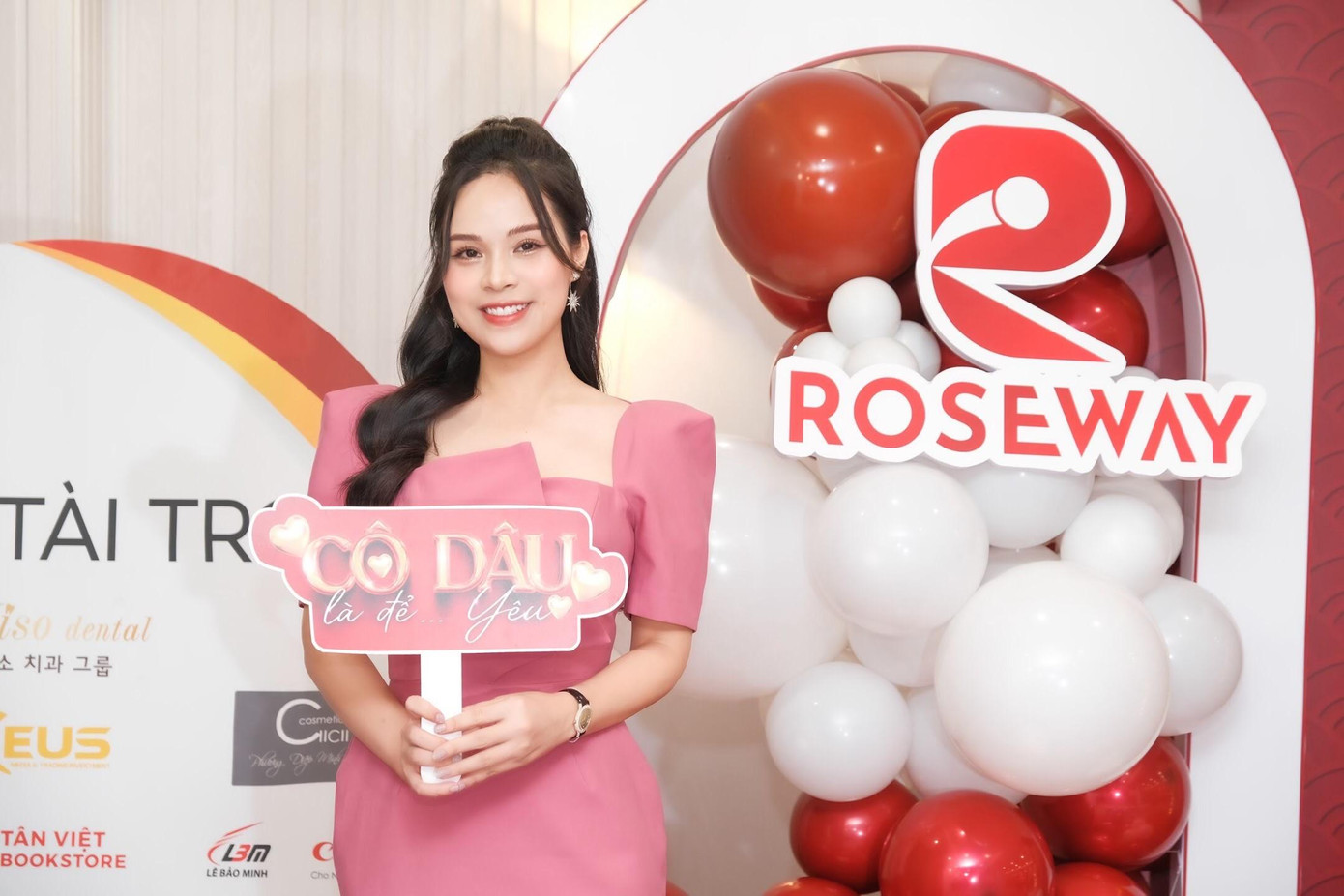 MC Giang Hồng rạng rỡ trong lễ kỷ niệm 5 năm thành lập Roseway.