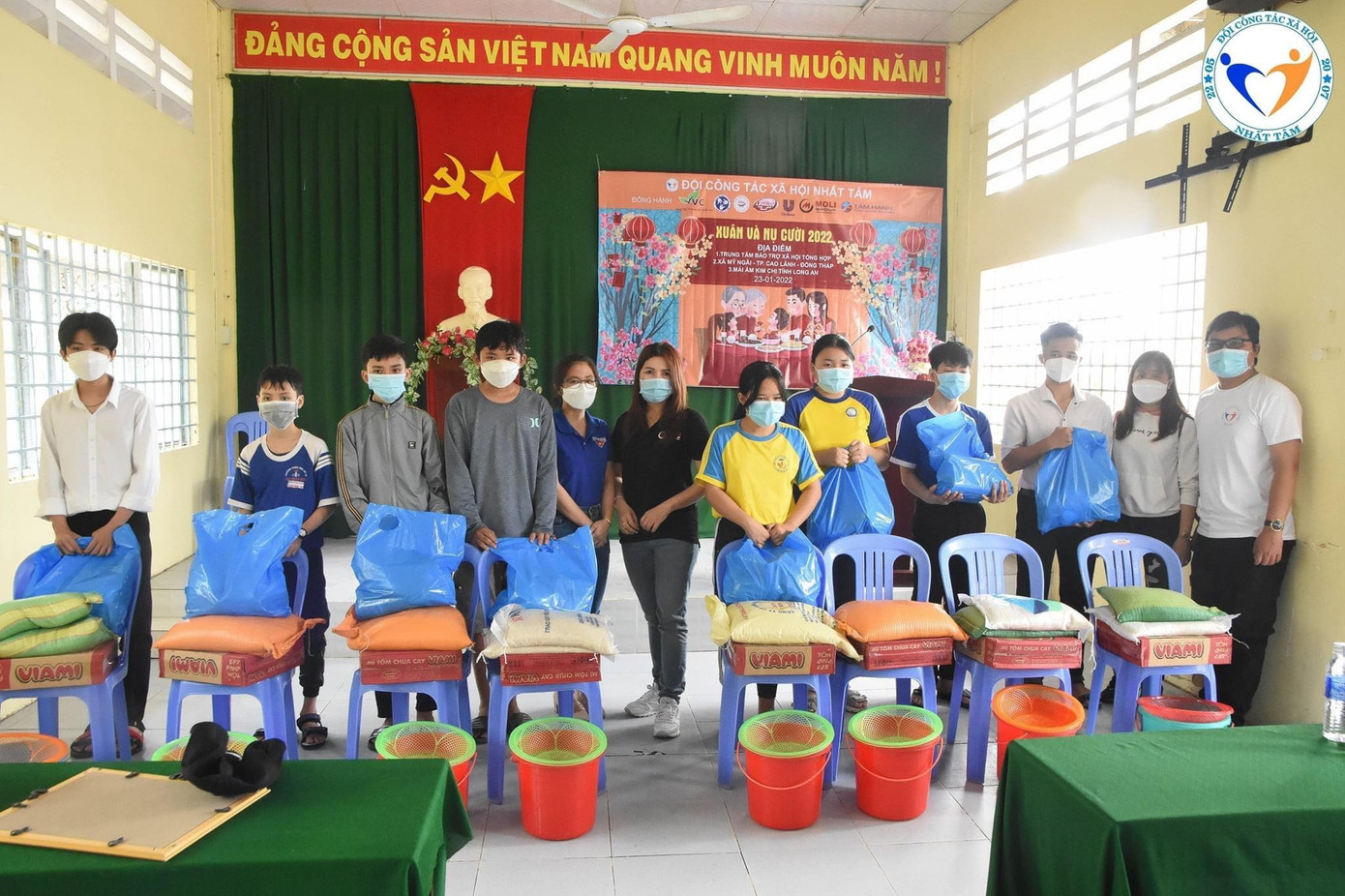 Các thành viên tham gia chương trình luôn nỗ lực trao quà đến tay những hoàn cảnh khó khăn.