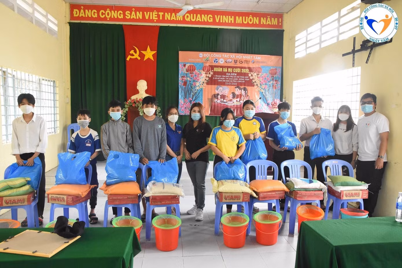 Các thành viên tham gia chương trình luôn nỗ lực trao quà đến tay những hoàn cảnh khó khăn.