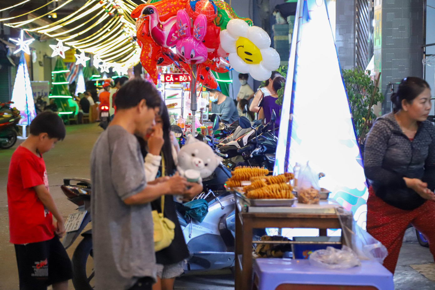 Trước các nhà thờ, những gian hàng bán đồ ăn và đồ trang trí bày bán nhộn nhịp.