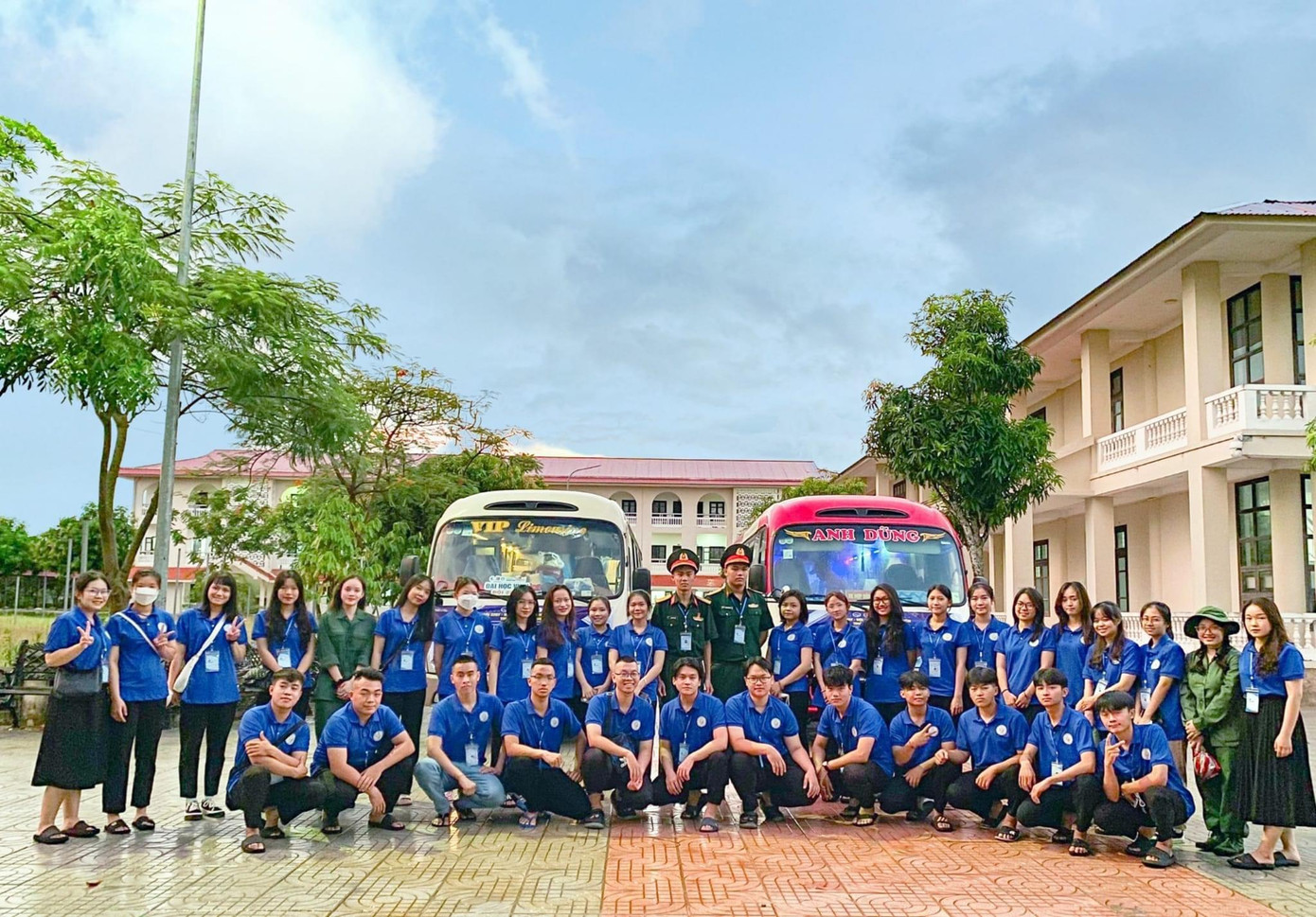 Toàn đội trong ngày ra quân.