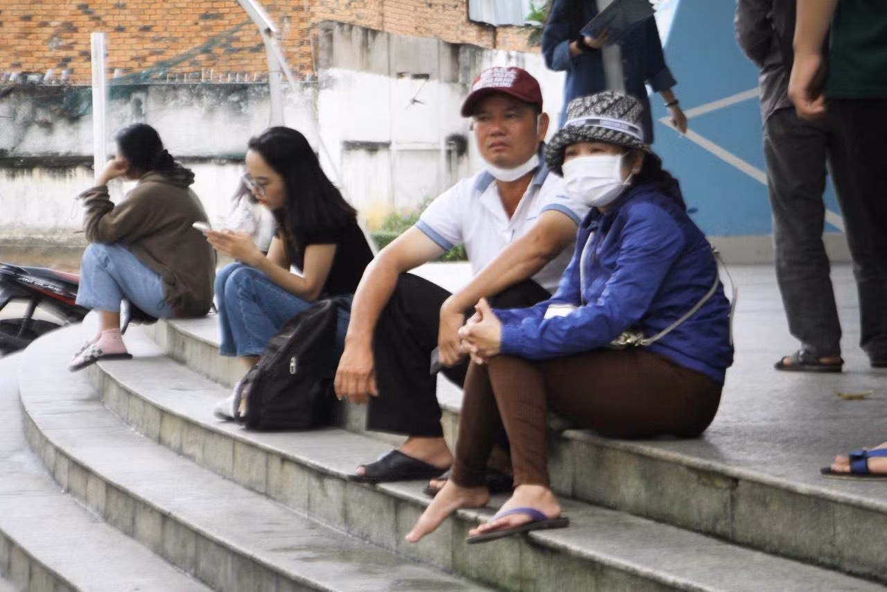 Nhiều phụ huynh không khỏi lo lắng khi cùng con nhập học.