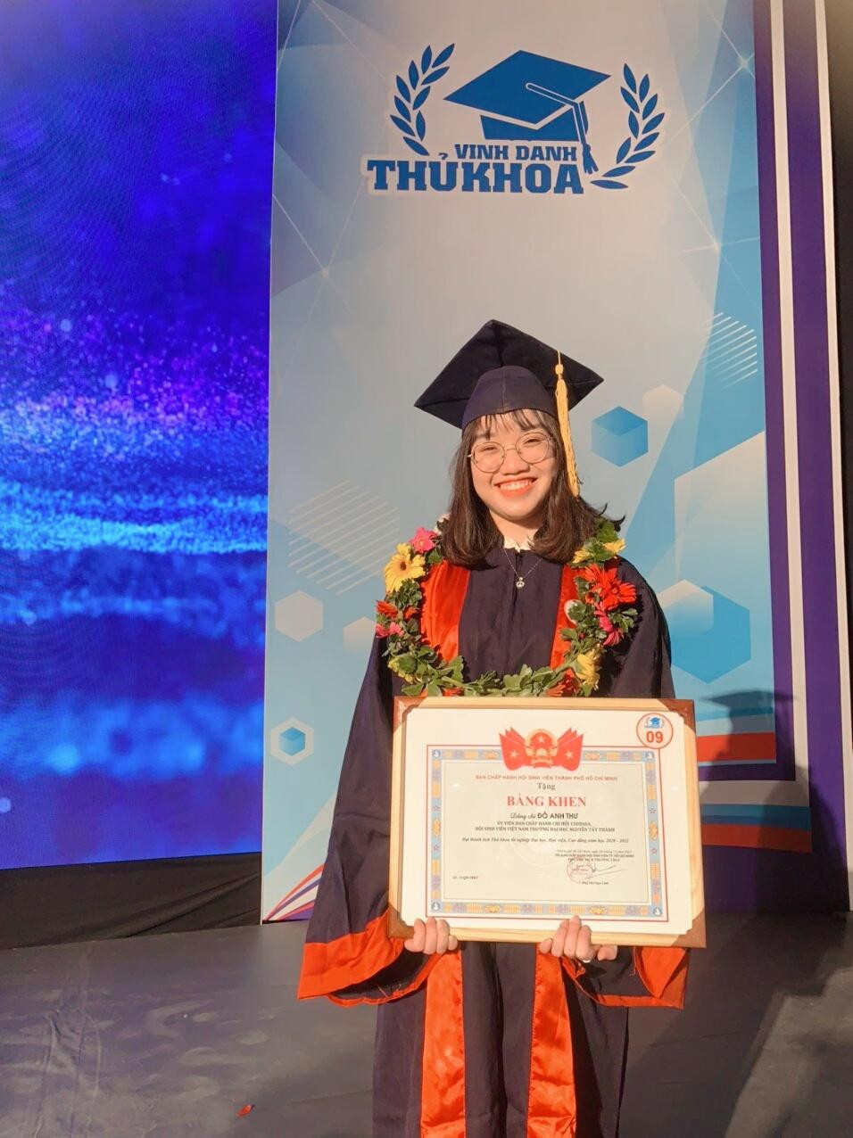 Anh Thư trong buổi lễ "Vinh danh Thủ khoa TP. HCM năm 2021" do Hội Sinh viên TP. HCM tổ chức.