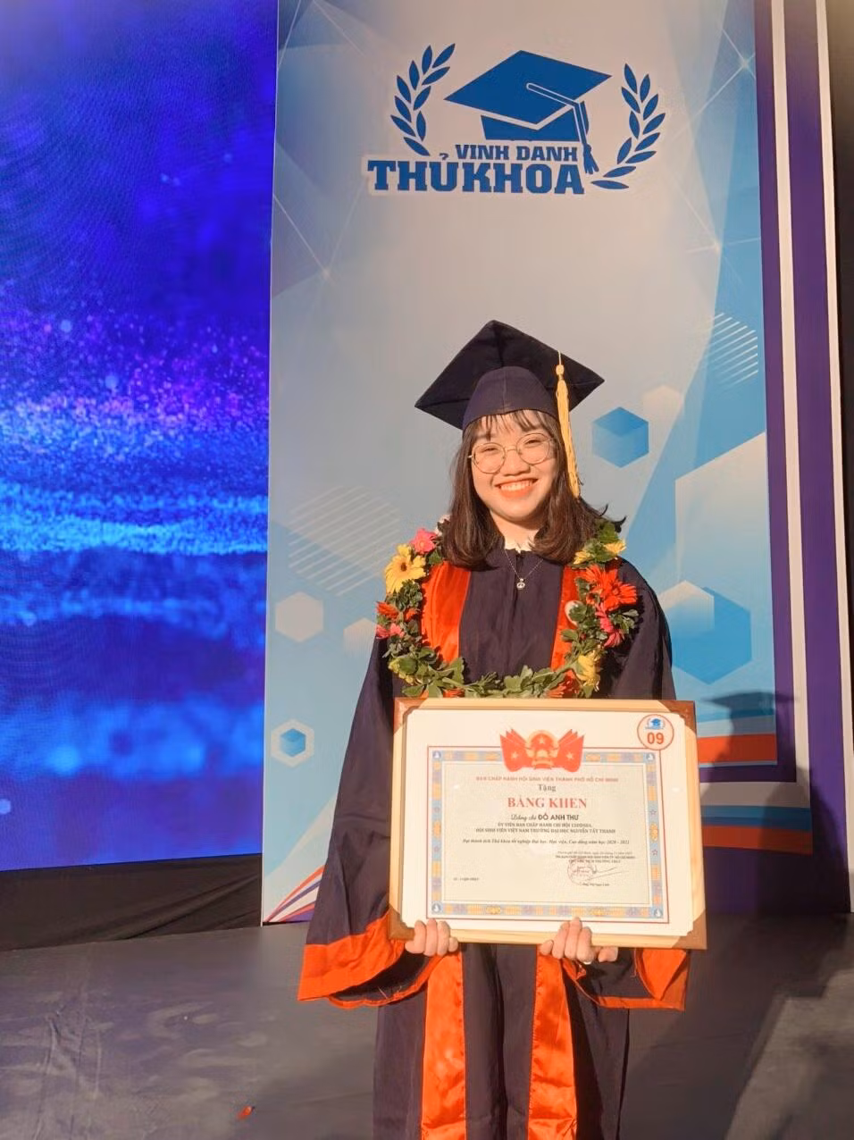 Anh Thư trong buổi lễ "Vinh danh Thủ khoa TP. HCM năm 2021" do Hội Sinh viên TP. HCM tổ chức.