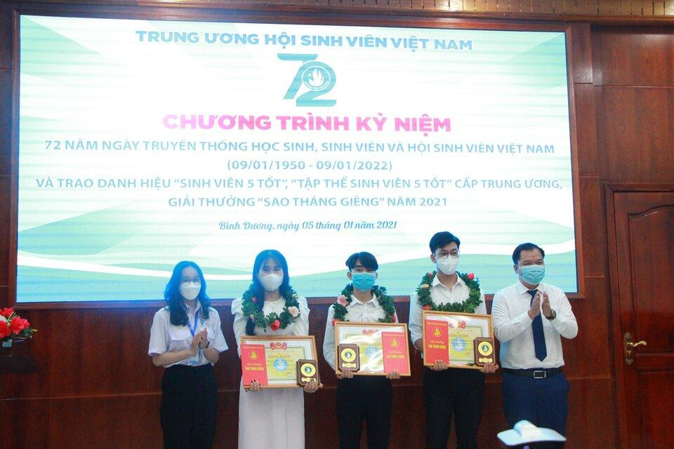 Ba sinh viên Bình Dương được nhận giải thưởng "Sao Tháng Giêng" năm 2021. (Ảnh: Hội Sinh viên tỉnh Bình Dương).