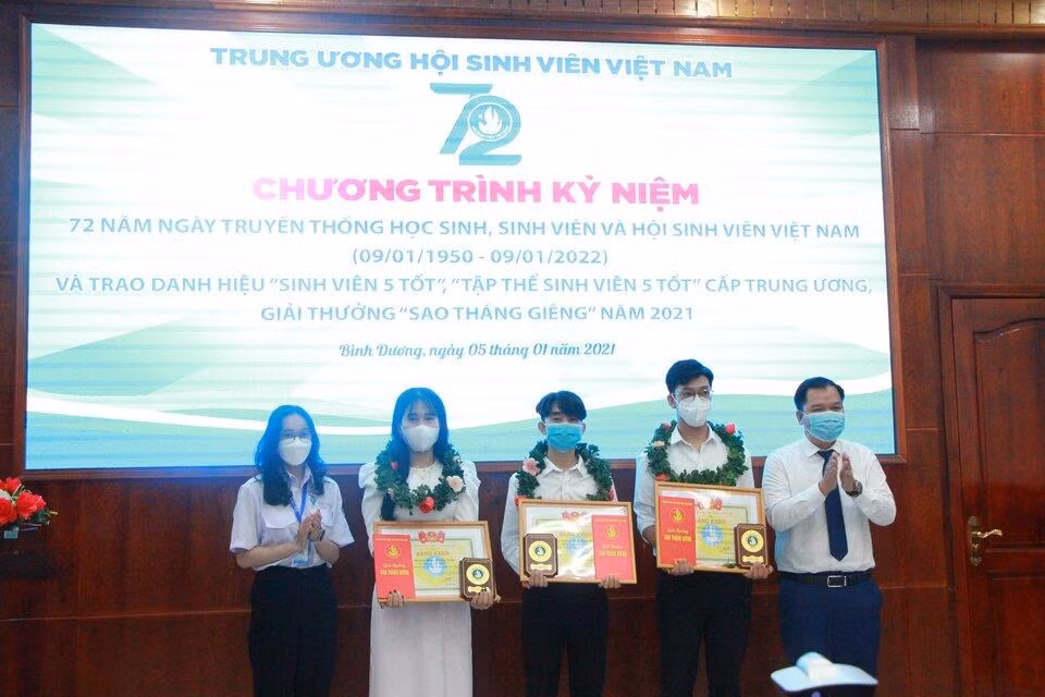 Ba sinh viên Bình Dương được nhận giải thưởng "Sao Tháng Giêng" năm 2021. (Ảnh: Hội Sinh viên tỉnh Bình Dương).