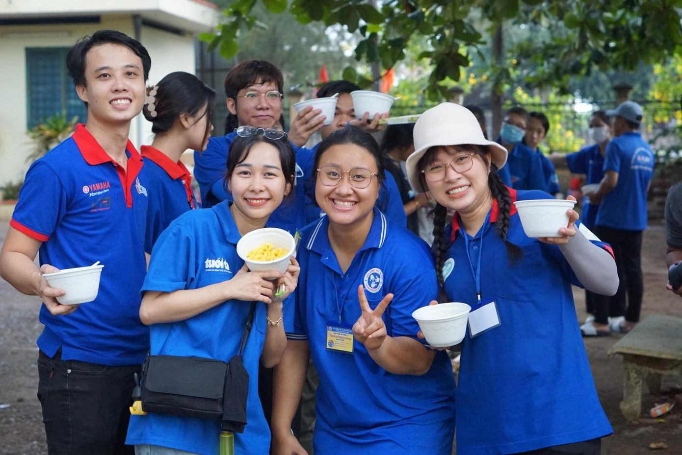 Hương cùng các thành viên trong Đội Công tác Xã hội Thanh niên thành phố trong một hoạt động thiện nguyện. Hương cùng các thành viên trong Đội Công tác Xã hội Thanh niên thành phố trong một hoạt động thiện nguyện.