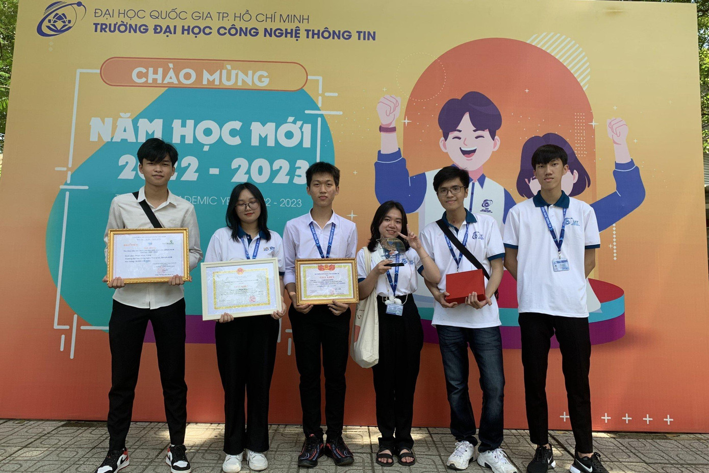 Khải Hưng (thứ ba, từ trái sang) nhận bằng khen trong Lễ khai giảng mới đây của trường.