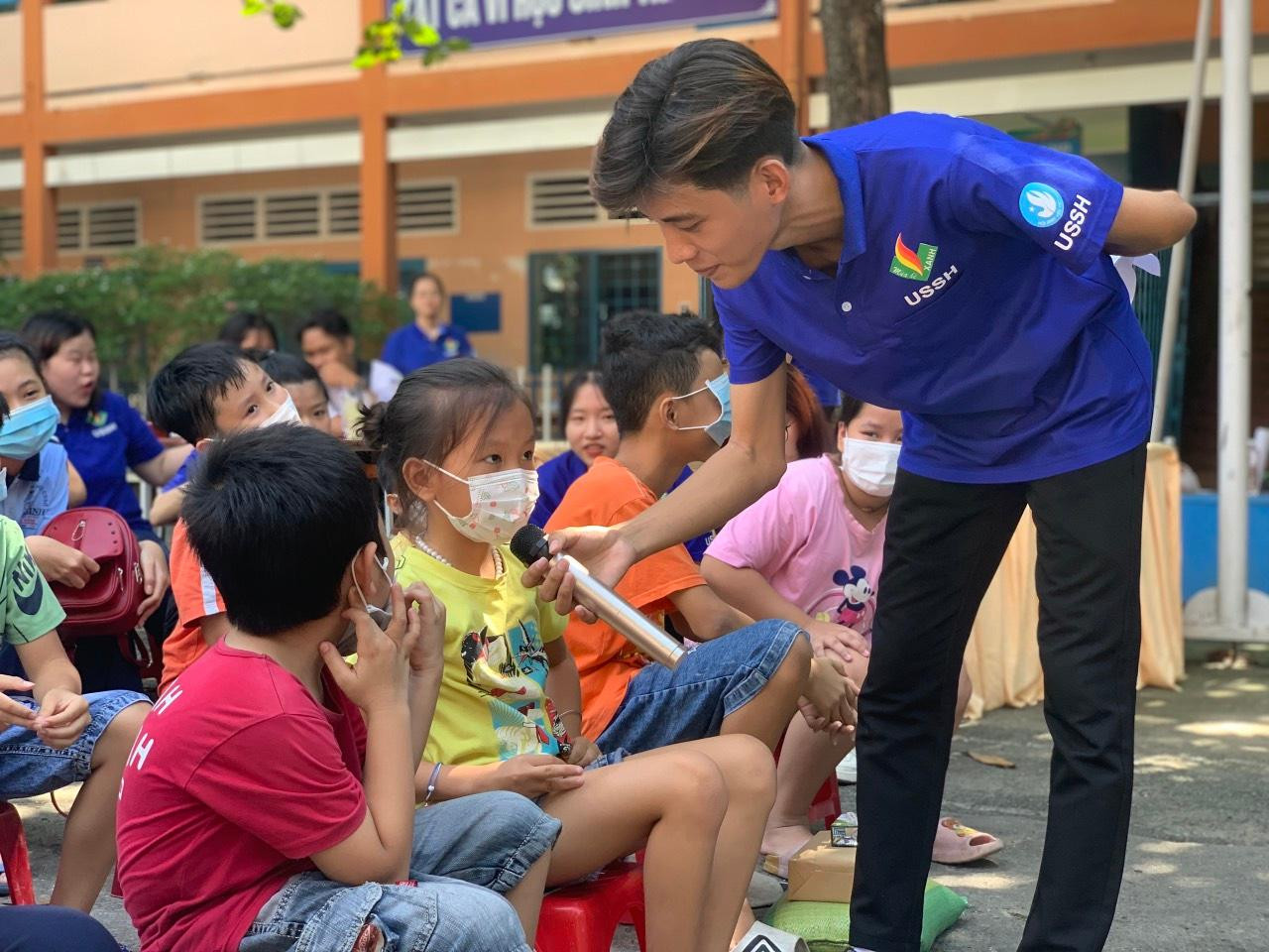 Tương tác giáo dục kỹ năng với các em của đội hình Chuyên Văn minh Học đường.