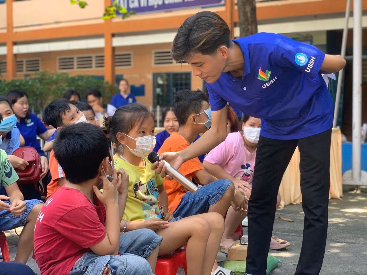 Tương tác giáo dục kỹ năng với các em của đội hình Chuyên Văn minh Học đường.