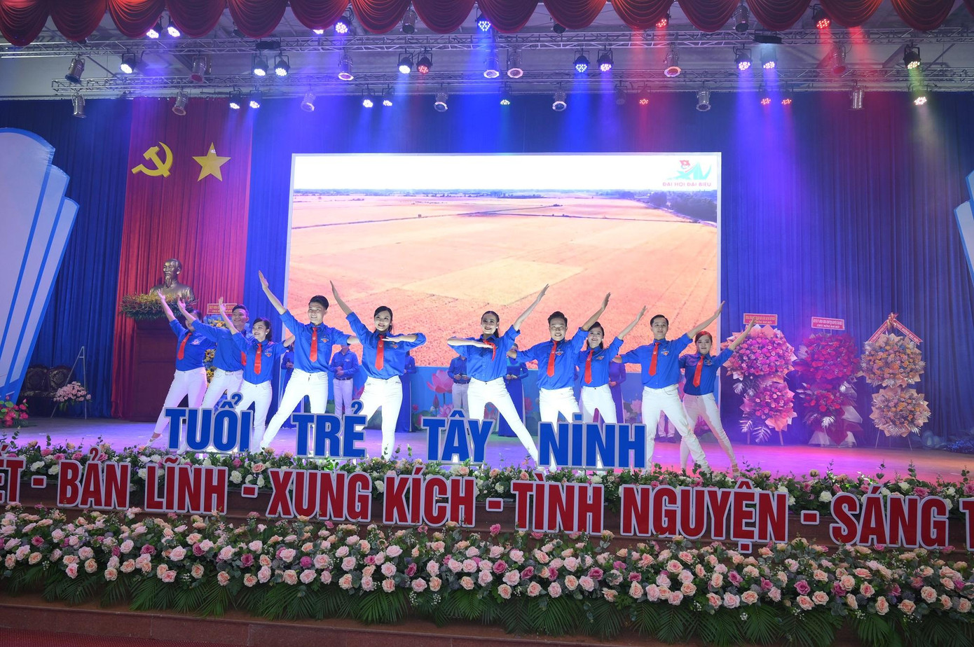 Tiết mục văn nghệ mở màn trong phiên thứ nhất của Đại hội. (Ảnh: Việt Kiên) Tiết mục văn nghệ mở màn trong phiên thứ nhất của Đại hội. (Ảnh: Việt Kiên)