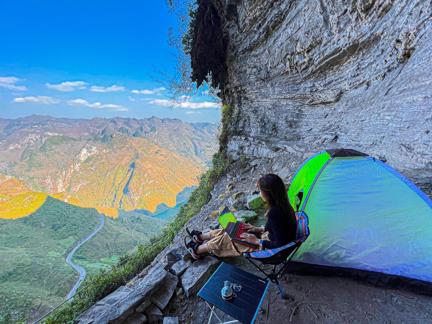 Video về chuyến cắm trại tại Vách Đá Trắng (Hà Giang) của Phượng đã đạt được hơn 2 triệu lượt xem trên trang TikTok @phuongdidau. Video về chuyến cắm trại tại Vách Đá Trắng (Hà Giang) của Phượng đã đạt được hơn 2 triệu lượt xem trên trang TikTok @phuongdidau.