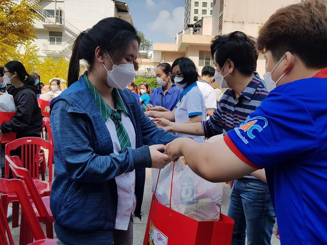 Các bạn sinh viên vui mừng khi nhận được quà và vé xe miễn phí về Tết. Các bạn sinh viên vui mừng khi nhận được quà và vé xe miễn phí về Tết.