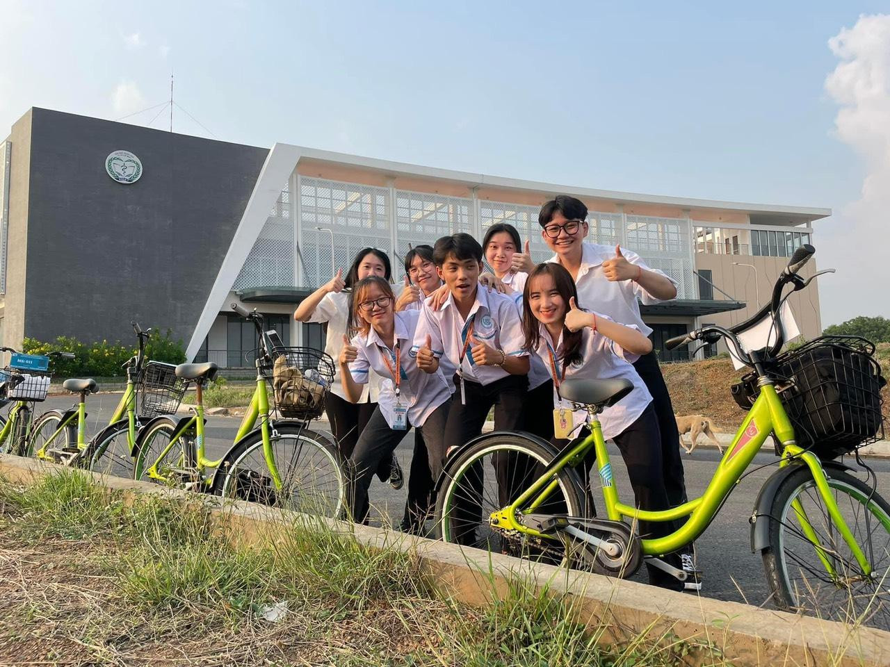 Một nhóm bạn trẻ thích thú đạp xe đạp.