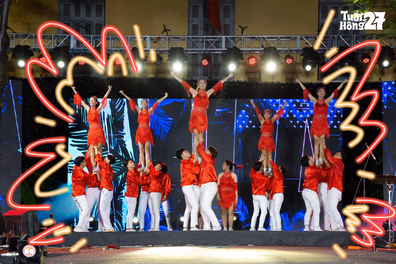 Những tiết mục âm nhạc được đội văn nghệ Minh Khai trình diễn rất chuyên nghiệp.