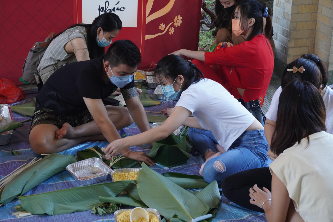 Hoạt động gói bánh chưng thuộc sự kiện "Tết xa mà gần".