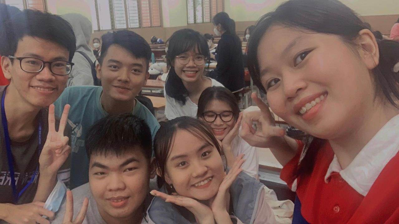 Huy và những người bạn ở đại học. Huy và những người bạn ở đại học.