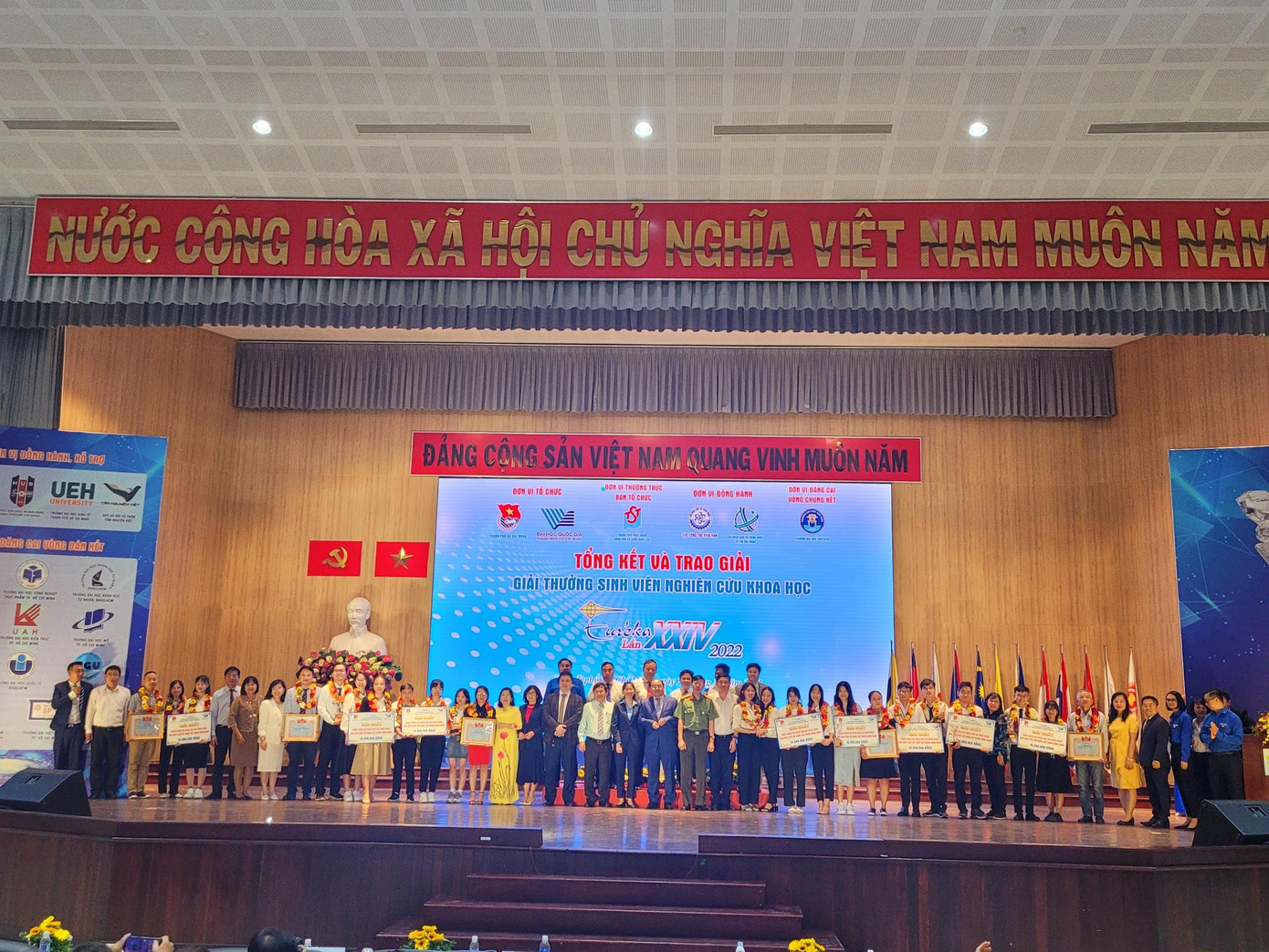 Nhiều cá nhân, tập thể đã được vinh danh trong Lễ tổng kết và trao giải Giải thưởng Sinh viên nghiên cứu khoa học Euréka lần thứ 24. Nhiều cá nhân, tập thể đã được vinh danh trong Lễ tổng kết và trao giải Giải thưởng Sinh viên nghiên cứu khoa học Euréka lần thứ 24.