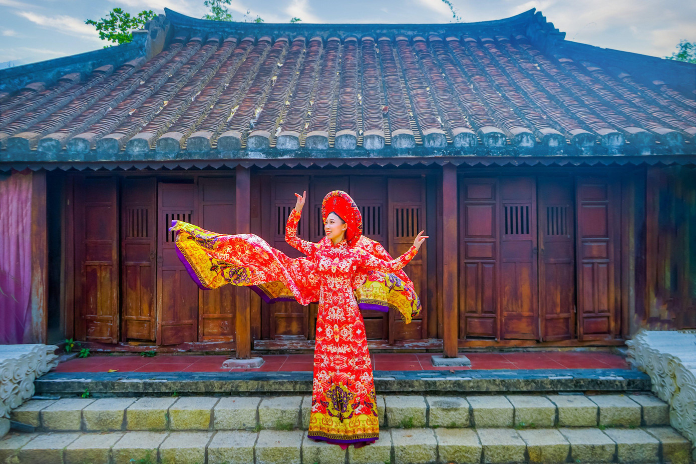 Khác với Phương Quỳnh, Ý Nhi đến từ (trường ĐH Nguyễn Tất Thành, Q. 4) lại có phần lộng lẫy và hoành tráng hơn khi diện cho mình một bộ áo dài mang các tông màu chủ đạo nóng cùng với mấn đi kèm.