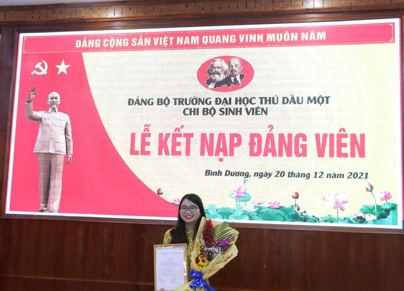 Với những thành tích nổi bật trong học tập và rèn luyện, Thùy Linh đã vinh dự được đứng trong hàng ngũ của Đảng. Với những thành tích nổi bật trong học tập và rèn luyện, Thùy Linh đã vinh dự được đứng trong hàng ngũ của Đảng.