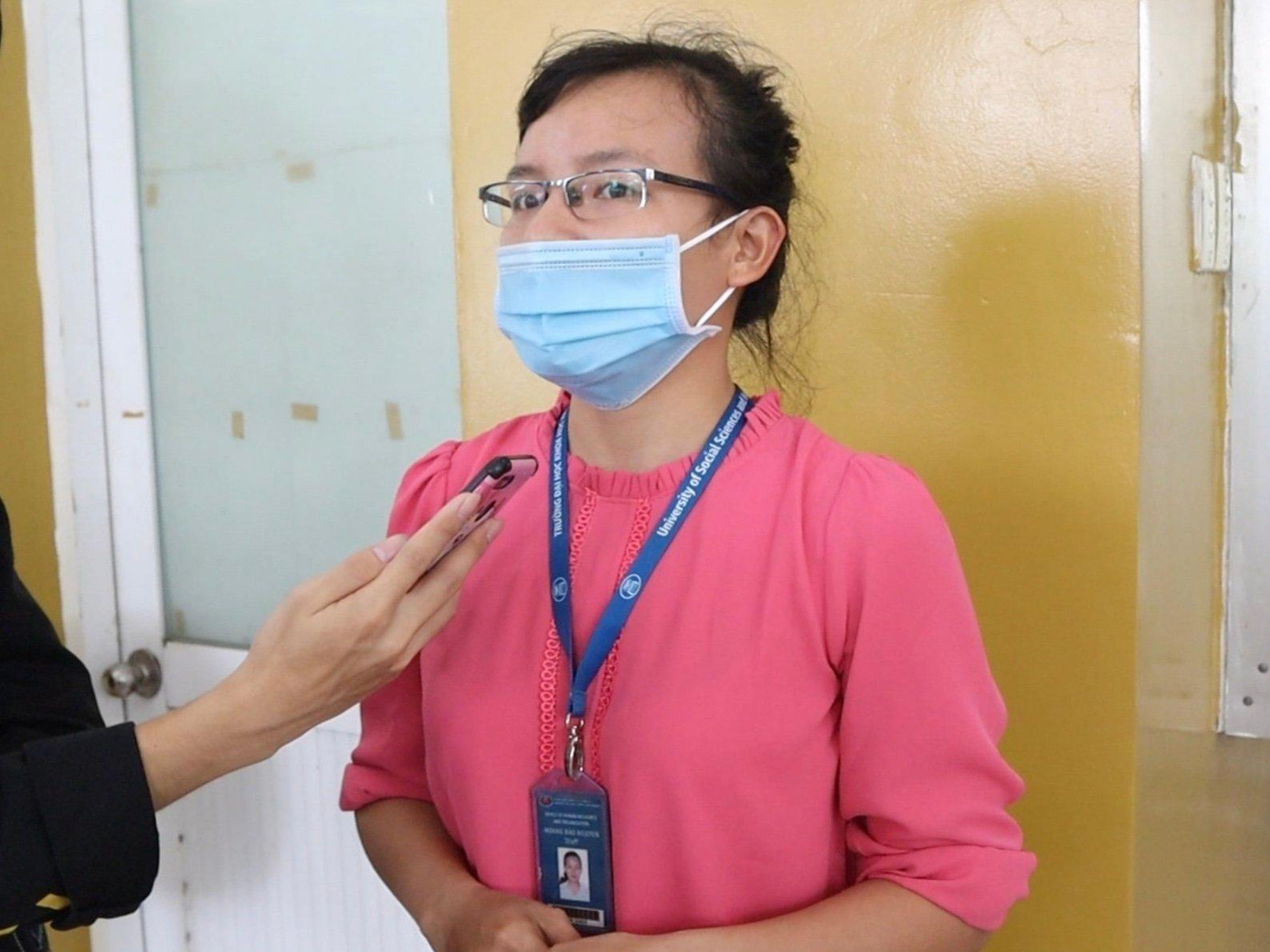 Cô Hoàng Bảo Nguyên, cán bộ y tế, thường trực tiếp đón tân sinh viên.