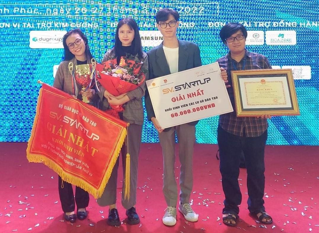 Ứng dụng hướng dẫn makeup khuôn mặt cho người trẻ từng được giải Nhất cuộc thi "Học sinh, sinh viên với ý tưởng khởi nghiệp năm 2022". Ứng dụng hướng dẫn makeup khuôn mặt cho người trẻ từng được giải Nhất cuộc thi "Học sinh, sinh viên với ý tưởng khởi nghiệp năm 2022".