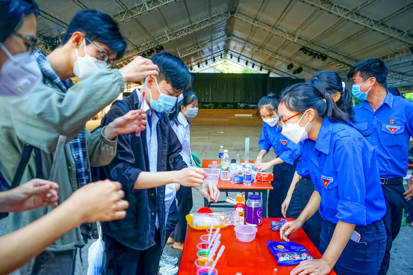 Trong khuôn khổ chương trình, các bạn trẻ còn sôi nổi tham gia nhiều hoạt động làm các thí nghiệm hóa học, tham gia trải nghiệm các hoạt động Khoa học Công nghệ xung quanh sân Nhà Văn hóa thanh niên TP. HCM.