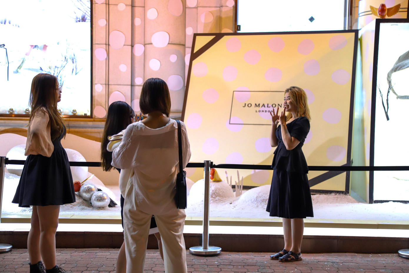 Ngoài các cặp đôi thì đa phần bạn trẻ đều đi thành nhóm để thay phiên chụp hình cho nhau.