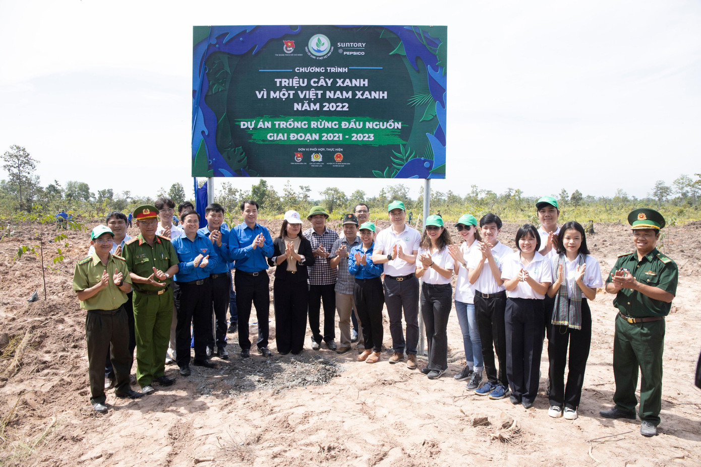 Đại diện Lãnh đạo T.Ư Đoàn, đại diện Lãnh đạo tỉnh Đắk Lắk và Lãnh đạo Nhà tài trợ Suntory PepsiCo Việt Nam cùng các “Đại sứ xanh” của chương trình chụp hình tại Bảng lưu niệm Chương trình “Triệu cây xanh - Vì một Việt Nam xanh” tại Đắk Lắk.