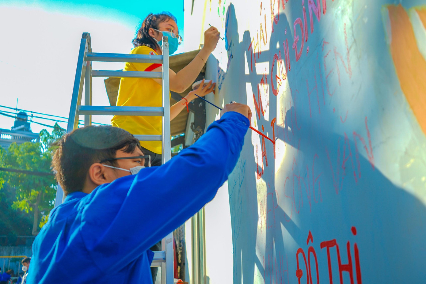 Trong nhiều tuyến hẻm trên địa bàn các quận huyện, các nhóm đoàn viên, sinh viên đã cũng đã bắt đầu cho việc sơn vẽ lại các mảng tường, cạo xóa bỏ các biển quảng cáo ở nhiều trụ điện,...