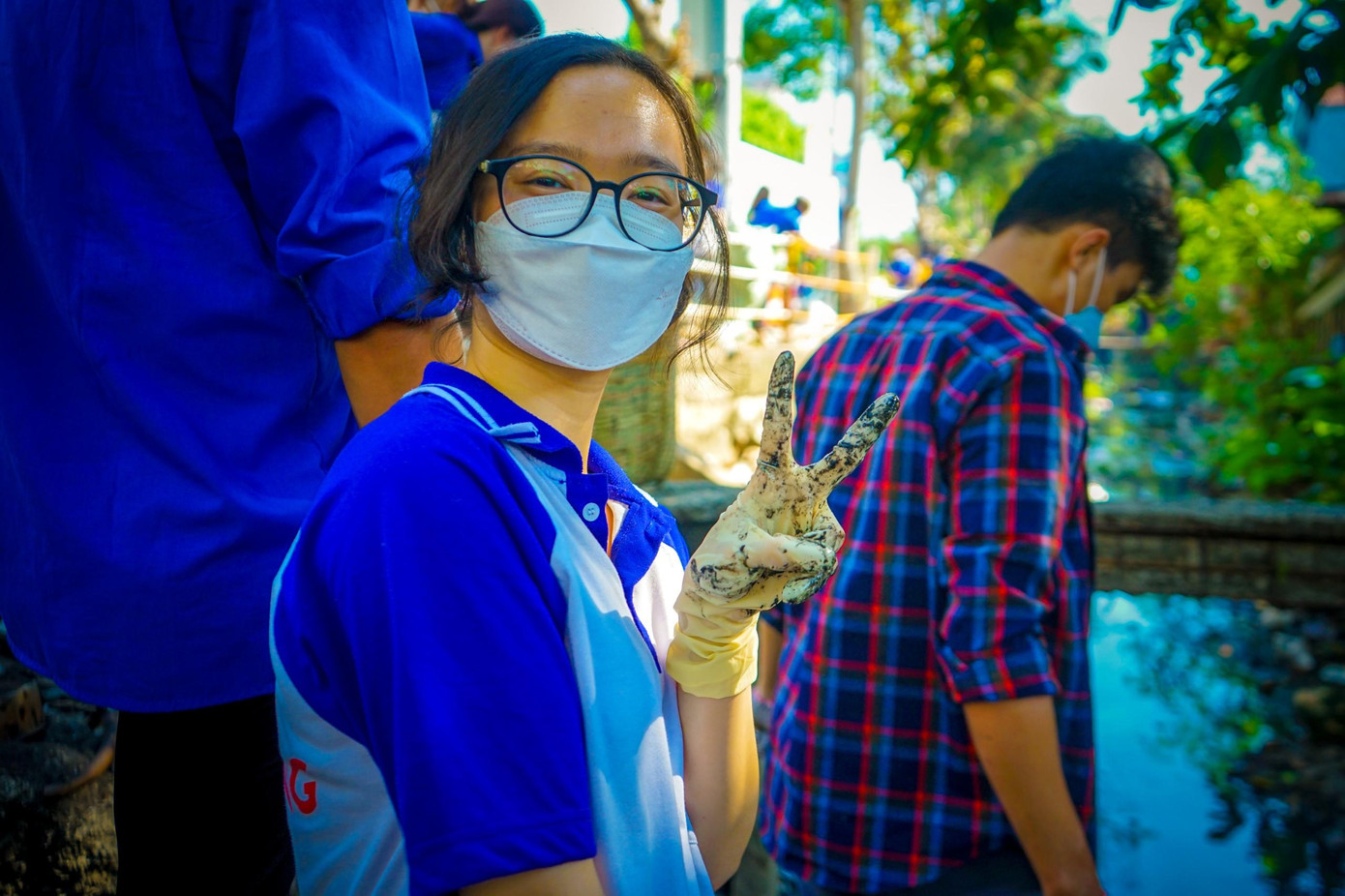 Sinh viên Đỗ Khánh Huyền (trường CĐ Lý Tự Trọng) chia sẻ: &quot;Mình thấy các hoạt động tình nguyện trong buổi lễ ra quân hôm nay rất hay và ý nghĩa, đặc biệt là hoạt động cải tạo kênh Tân Trụ. Mặc dù trong quá trình thực hiện bản thân mình và các bạn ở trường rất bẩn quần áo nhưng thông qua hoạt, mình và các bạn trong trường được có thêm nhiều bạn mới, gắn kết nhau nhiều hơn&quot;.