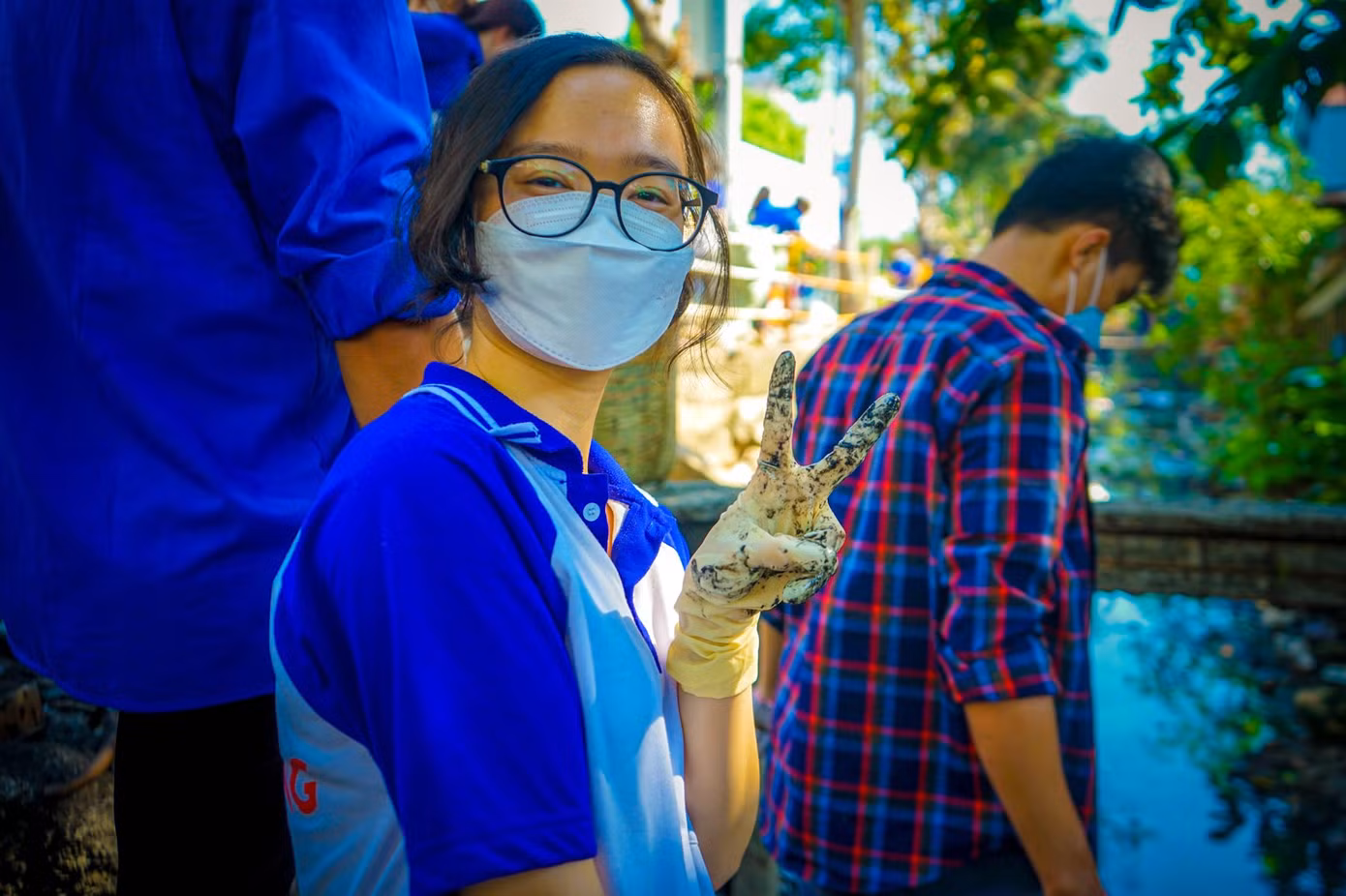 Sinh viên Đỗ Khánh Huyền (trường CĐ Lý Tự Trọng) chia sẻ: "Mình thấy các hoạt động tình nguyện trong buổi lễ ra quân hôm nay rất hay và ý nghĩa, đặc biệt là hoạt động cải tạo kênh Tân Trụ. Mặc dù trong quá trình thực hiện bản thân mình và các bạn ở trường rất bẩn quần áo nhưng thông qua hoạt, mình và các bạn trong trường được có thêm nhiều bạn mới, gắn kết nhau nhiều hơn". Sinh viên Đỗ Khánh Huyền (trường CĐ Lý Tự Trọng) chia sẻ: "Mình thấy các hoạt động tình nguyện trong buổi lễ ra quân hôm nay rất hay và ý nghĩa, đặc biệt là hoạt động cải tạo kênh Tân Trụ. Mặc dù trong quá trình thực hiện bản thân mình và các bạn ở trường rất bẩn quần áo nhưng thông qua hoạt, mình và các bạn trong trường được có thêm nhiều bạn mới, gắn kết nhau nhiều hơn".