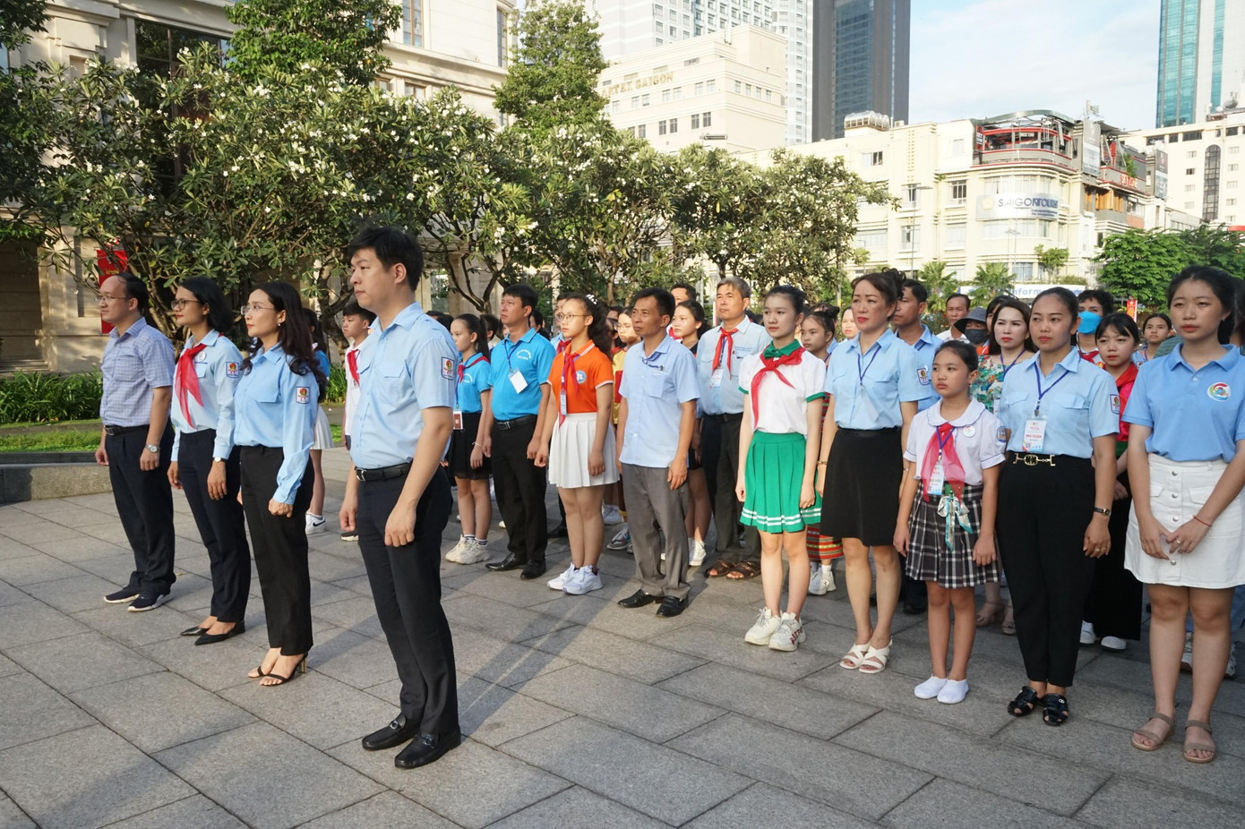 Trước khi khai mạc Festival Nhà Thiếu nhi toàn quốc 2022, Hội đồng Đội Trung ương đã tổ chức Lễ dâng hương tại tượng đài Bác (phố đi bộ Nguyễn Huệ, Q. 1). (Ảnh: Hồng Nguyễn) Trước khi khai mạc Festival Nhà Thiếu nhi toàn quốc 2022, Hội đồng Đội Trung ương đã tổ chức Lễ dâng hương tại tượng đài Bác (phố đi bộ Nguyễn Huệ, Q. 1). (Ảnh: Hồng Nguyễn)