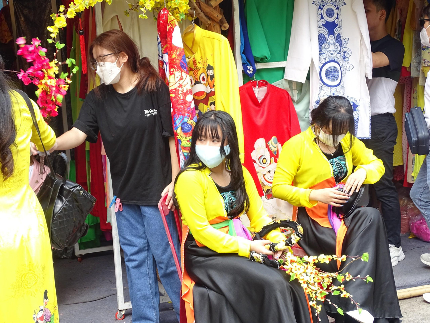 Bên cạnh việc vui chơi, nơi đây còn cho thuê áo dài để du khách tham quan có thể lựa chọn cho mình những bộ trang phục mang sắc Tết. Bên cạnh việc vui chơi, nơi đây còn cho thuê áo dài để du khách tham quan có thể lựa chọn cho mình những bộ trang phục mang sắc Tết.