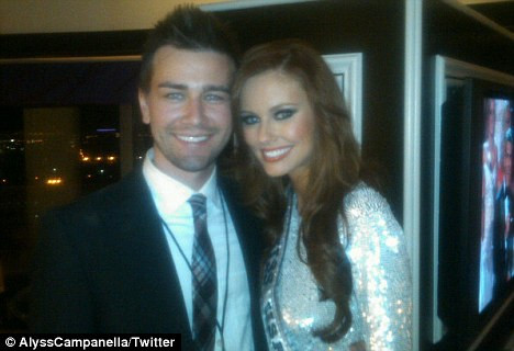 Tân hoa hậu Mỹ và bạn trai Torrance Coombs trong bữa tiệc mừng sau khi cô đăng quang