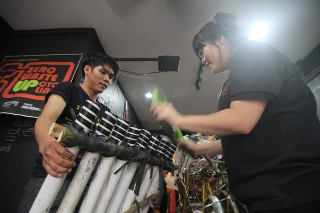 Cách chơi cũng đặc biệt: đánh đàn bằng dép