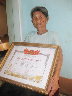 Mẹ Điều bên bằng Tổ quốc ghi công của con trai