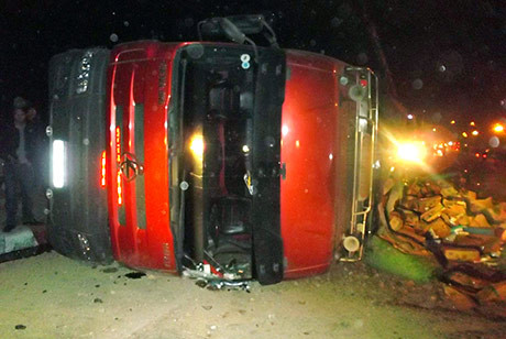 Xe tải lật đã khiến sữa văng ra đường làm ùn tắc giao thông cục bộ.