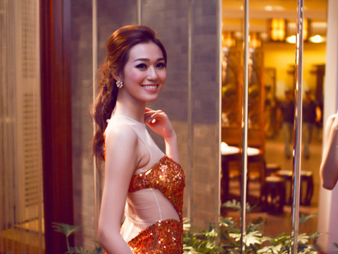 Phần vải voan hai bên eo giúp người đẹp trở nên gợi cảm trong buổi tiệc đêm