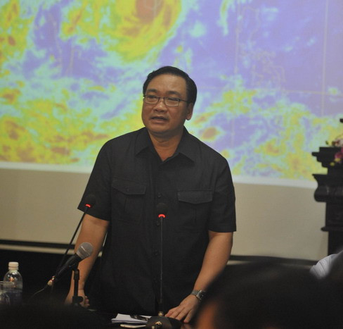 Phó Thủ tướng Hoàng Trung Hải chỉ đạo trong cuộc họp lúc 17h30 chiều 10/11 tại Thanh Hóa. Ảnh: Hoàng Anh