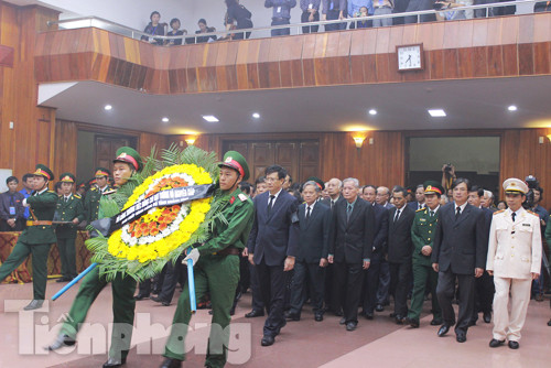 Tại trụ sở UBND tỉnh Quảng Bình, các đồng chí trong BCH Đảng bộ tỉnh viếng Đại tướng Võ Nguyên Giáp. Tại trụ sở UBND tỉnh Quảng Bình, các đồng chí trong BCH Đảng bộ tỉnh viếng Đại tướng Võ Nguyên Giáp