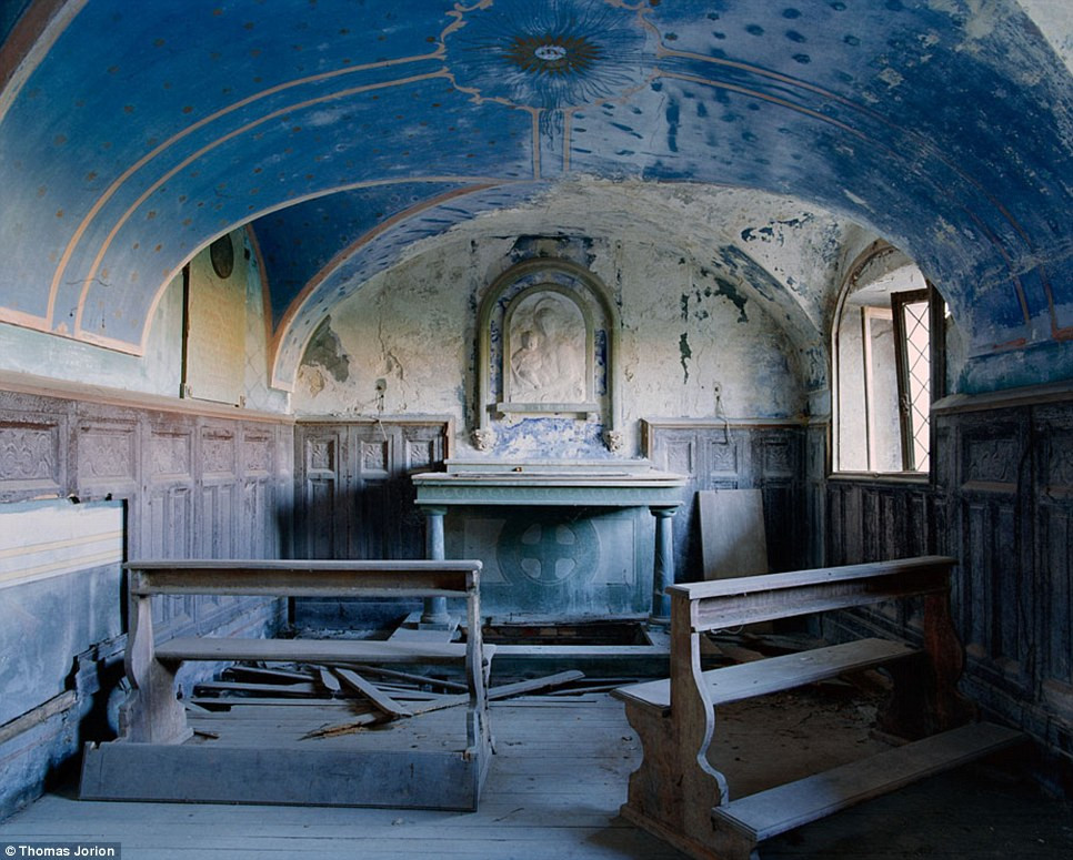 Tại một gian chính của ngôi biệt thự, những chiếc bục đã bị bụi bặm bám đầy