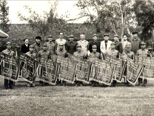 Thành ủy, UBHC thành phố Hà Nội dự lễ mừng công, trao thưởng cho các Sư đoàn và các Trung đoàn tên lửa lập công xuất sắc trong 12 ngày đêm cuối năm 1972